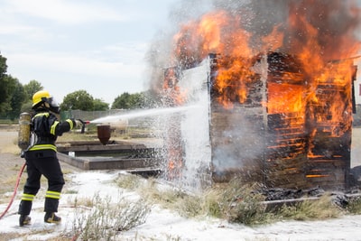消防队员扑灭燃烧的房屋